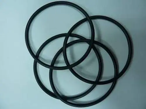 Schwarze O-Ringe, die überlappend angeordnet sind, auf hellem Hintergrund. Die Ringe sind für Dichtungsanwendungen konzipiert und könnten in Remeha-Produkten verwendet werden.